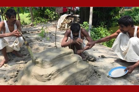 ক্ষুধা লাগলে মায়ের চিতায় প্লেট নিয়ে ছুটে যান তিন ভাই