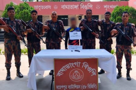 মহেশপুরে অস্ত্র ও গুলিসহ একজন আটক