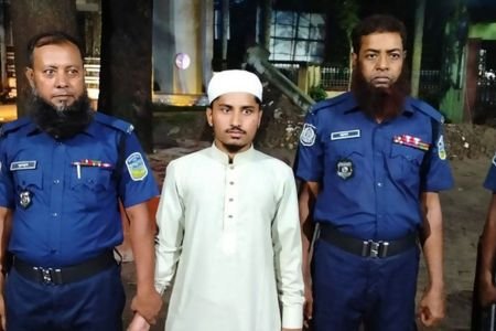 রোহিঙ্গা যুবক ৩ লাখ টাকায় বাবা-ভাই বানিয়ে ভোটার হতে এসে আটক