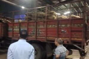 বেনাপোল বন্দরে কাগজ পত্র বিহীন পণ্যবাহী ভারতীয় ট্রাক জব্দ