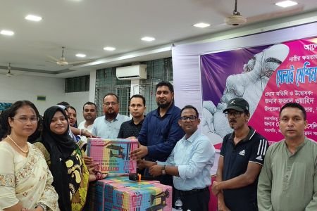 বেনাপোলে স্বনির্ভরতার হাতছানি: সুবিধাবঞ্চিত নারীদের হাতে তুলে দেওয়া হলো সেলাই মেশিন