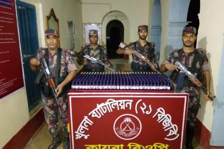 শার্শার কায়বা সীমান্ত এলাকায় বিজিবি অভিযানে ৪৩৫ বোতল ভারতীয় নেশা জাতীয় সিরাপ উদ্ধার