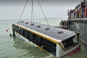 দৌলতদিয়া ফেরিঘাট থেকে পদ্মায় ডুবে যাওয়া বাস উদ্ধার
