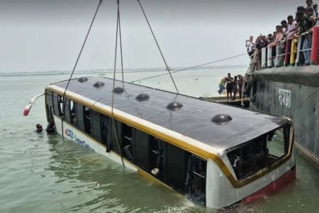 দৌলতদিয়া ফেরিঘাট থেকে পদ্মায় ডুবে যাওয়া বাস উদ্ধার