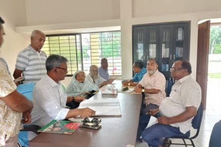 বীরশ্রেষ্ঠ মুন্সী আব্দুর রউফ স্মৃতি গ্রন্থগার ও জাদুঘর পরিদর্শন করলেন - জেলা পরিষদের প্রশাসক