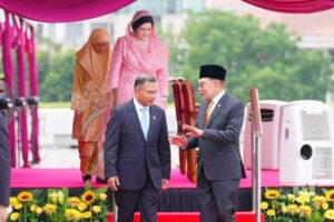 মালয়েশিয়ার প্রধানমন্ত্রী আনোয়ার ইব্রাহিমের সাথে একান্ত বৈঠকে প্রধানমন্ত্রী
