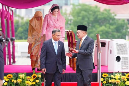 মালয়েশিয়ার প্রধানমন্ত্রী আনোয়ার ইব্রাহিমের সাথে একান্ত বৈঠকে প্রধানমন্ত্রী