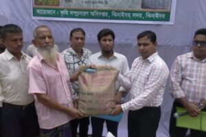 ঝিনাইদহে কৃষকদের মাঝে বিনামূল্যে বীজ ও সার বিতরণ