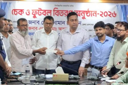 হরিণাকু-তে বিভিন্ন প্রতিষ্ঠানে সহায়তার চেক ও ফুটবল বিতরণ