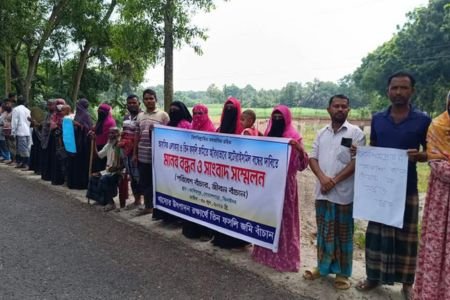 ঝিনাইদহে তিন ফসলী জমিতে অটোরাইস মিল নির্মাণ বন্ধের দাবীতে মানববন্ধন