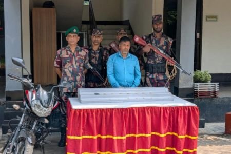 যশোর বেনাপোল মহাসড়কে বিজিবি অভিযানে ১৩ পিচ স্বর্ণবারসহ আটক-১