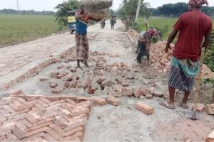 কালীগঞ্জ-গান্না সড়ক সাড়ে ৮’শ মিটার ইট সলিংয়ে বরাদ্ধ ৮৮ লাখ মেরামত না করে পাকা পিচের সড়ক খুঁড়ে ইটের সলিং নির্মান