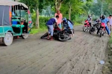 কালীগঞ্জে সড়কে একের পর এক দূর্ঘটনায় আহত -২৫; এগিয়ে আসেনি উপজেলা প্রশাসন বিপদ দেখেও ফিরে গেল ফায়ার সার্ভিস