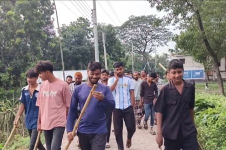 কালীগঞ্জে মাদকবিরোধী অভিযান, এক মাদক ব্যবসায়ীর বাড়িতে ভাঙচুর