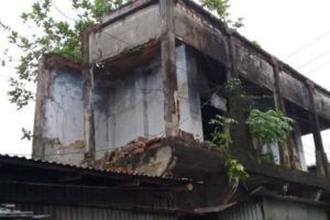 কামারখালী বাজারে পরিত্যক্ত বিল্ডিং চরম ঝুঁকিপূর্ন