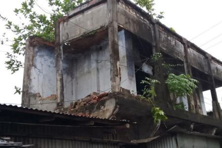 কামারখালী বাজারে পরিত্যক্ত বিল্ডিং চরম ঝুঁকিপূর্ন