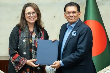 পররাষ্ট্রমন্ত্রীর কা‌ছে আইওএমের প্রধানের পরিচয়পত্র পেশ