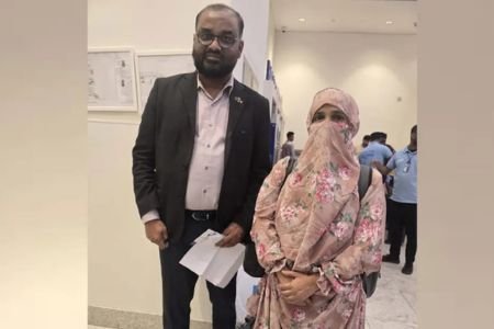 দূতাবাসের সহায়তায় কুয়েত থেকে দেশে ফিরেছেন এক নারী কর্মী