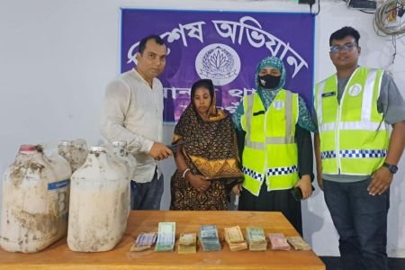 মান্দায় ৫০ লিটার চোলাই মদের উপাদান ও নগদ ৮১ হাজার টাকাসহ নারী কারবারি আটক