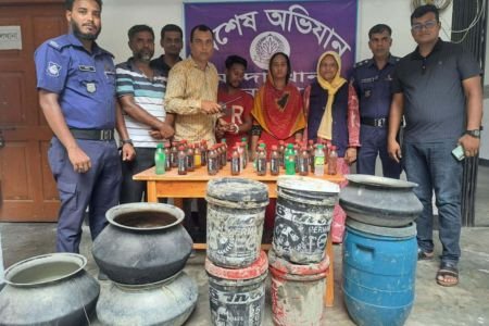 মান্দায় মাদকবিরোধী অভিযানে ৪০০ লিটার চোলাই মদ উদ্ধার, গ্রেফতার দুইজন পলাতক দুইজন
