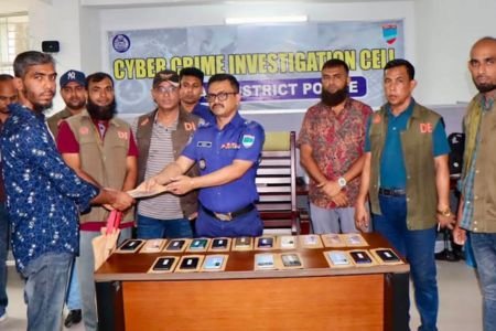 নড়াইলে মোবাইল ও নগদ টাকা উদ্ধার হস্তান্তর করেন এসপি আল মামুন শিকদার