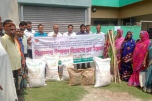 পাইকগাছায় কৃষকদের মাঝে বিনামূল্যে সার, বীজ ও চারা বিতরণ