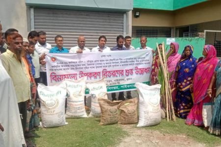 পাইকগাছায় কৃষকদের মাঝে বিনামূল্যে সার, বীজ ও চারা বিতরণ
