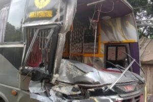পাইকগাছায় ট্রাকের পেছনে বাসের বেপরোয়া ধাক্কা, বড় দুর্ঘটনা থেকে রক্ষা