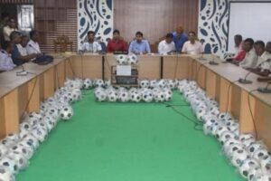 পাইকগাছায় ১৬৭ টি সরকারি প্রাথমিক বিদ্যালয়ে ফুটবল বিতরণ