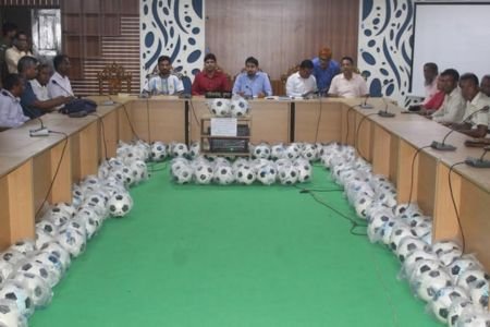 পাইকগাছায় ১৬৭ টি সরকারি প্রাথমিক বিদ্যালয়ে ফুটবল বিতরণ