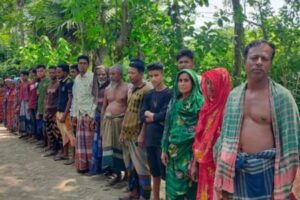 পাইকগাছায় কোরবানির মাংস বিতরণ ও মসজিদ কমিটি নিয়ে দুপক্ষের মধ্যে সংঘর্ষ, আহত-৬;‎ প্রতিবাদে মানববন্ধন