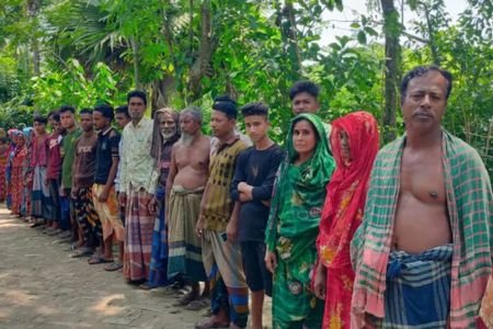 পাইকগাছায় কোরবানির মাংস বিতরণ ও মসজিদ কমিটি নিয়ে দুপক্ষের মধ্যে সংঘর্ষ, আহত-৬;‎ প্রতিবাদে মানববন্ধন