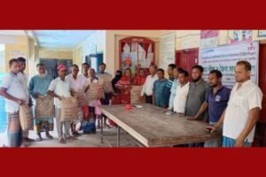 ‎পাইকগাছায় প্রান্তিক কৃষকদের মাঝে লবন সহিষ্ণু ধান বীজ বিতরণ