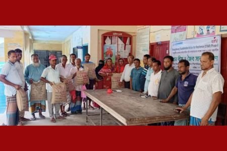 ‎পাইকগাছায় প্রান্তিক কৃষকদের মাঝে লবন সহিষ্ণু ধান বীজ বিতরণ
