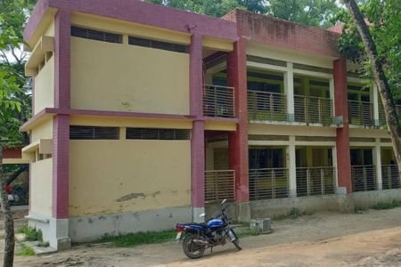 পাইকগাছায় সরকারি প্রাথমিক বিদ্যালয়ের ১০টি ফ্যান চুরি হয়েছে
