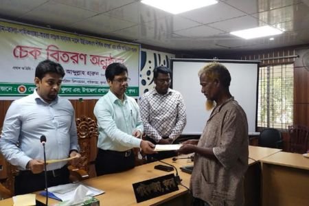 পাইকগাছায় সড়ক উন্নয়ন প্রকল্পের ভূমি অধিগ্রহণের চেক বিতরণ