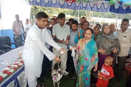 বোদায় প্রাকৃতিক দুর্যোগে ক্ষতিগ্রস্ত মানুষদের মাঝে মানবিক সহায়তা প্রদান করলেন পানিসম্পদ প্রতিমন্ত্রী