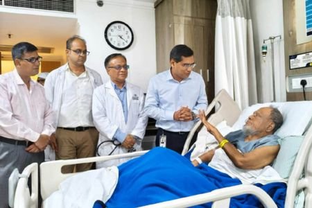 হাসপাতালে চিকিৎসাধীন রফিকুল ইসলাম মিয়ার শারীরিক অবস্থার খোঁজ নিয়েছেন প্রধানমন্ত্রী