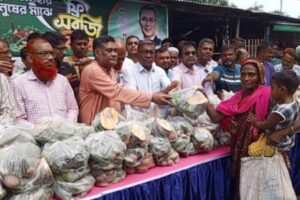 সাতক্ষীরায় ৩ শতাধিক দুস্থ ও অসহায় মানুষের মাঝে বিনামূল্যে সবজি বিতরণ