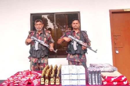 বেনাপোল সীমান্তে বিজিবির অভিযানে ভারতীয় পণ্য জব্দ