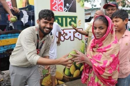 আম উৎসব আয়োজন করলো স্বপ্ন, সুবিধাবঞ্চিত মানুষের মাঝে মৌসুমি আনন্দের ছোঁয়া