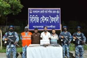 কোস্ট গার্ডের অভিযানে সুন্দরবনের ত্রাস জোনাব বাহিনীর তিন সদস্য অস্ত্রসহ আটক ‎