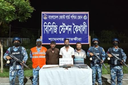 কোস্ট গার্ডের অভিযানে সুন্দরবনের ত্রাস জোনাব বাহিনীর তিন সদস্য অস্ত্রসহ আটক ‎