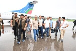 সিলেট বিমানবন্দর থেকে সড়কপথে মৌলভীবাজারের পথে প্রধানমন্ত্রী