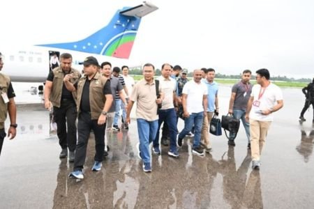 সিলেট বিমানবন্দর থেকে সড়কপথে মৌলভীবাজারের পথে প্রধানমন্ত্রী