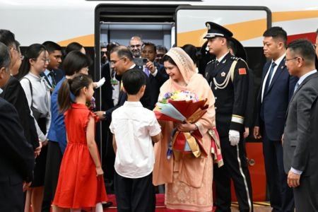 বেইজিংয়ে প্রধানমন্ত্রীকে লাল গালিচা সংবর্ধনা