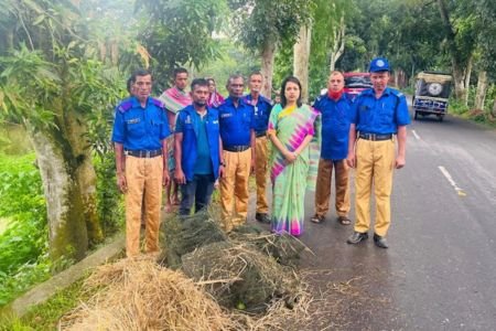 ডাসারে নিষিদ্ধ চায়না দুয়ারি জাল পুড়িয়ে ধ্বংস করলো প্রশাসন