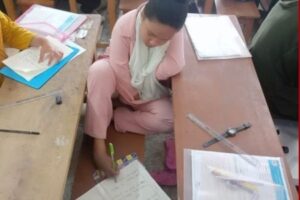 পা দিয়ে লিখে এইচএসসি পরীক্ষা দিচ্ছে কলি