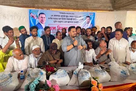চট্টগ্রাম ও হাটহাজারীতে ভূমি ও পার্বত্য চট্টগ্রাম বিষয়ক প্রতিমন্ত্রীর মানবিক সহায়তা প্রদান