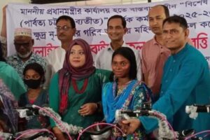 মান্দায় ক্ষুদ্র নৃ-গোষ্ঠীর মাঝে সেলাইমেশিন, বাইসাইকেল ও শিক্ষাবৃত্তি বিতরণ